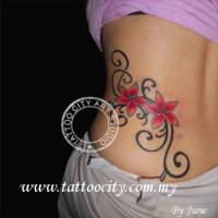 Tatuaje de dos flores con tallo tribal en la espalda de una chica