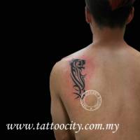 Tatuaje de un tigre tribal en la espalda