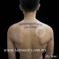 Tatuaje de la frase Everything happens for a reason en la espalda