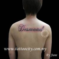 Tatuaje del nombre Desmond en la espalda