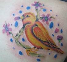 Tatuaje de un pájaro posado en una rama