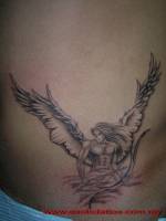 Tatuaje de un ángel arquero con las alas desplegadas