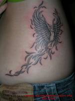 Tattoo de un angel volando, dejando un reguero de plumas