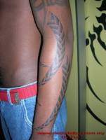 Tatuaje de estética tribal en el antebrazo