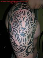 Tatuaje de un leon entre tribales maorís