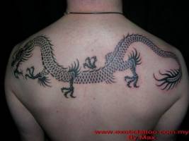 Tatuaje de un dragón chino cruzando la espalda