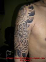 Tatuaje de una carpa y una flor en el agua