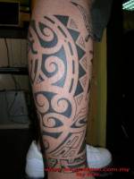 Tatuaje maorí en la pierna