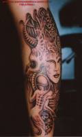 Tatuaje de un monstruo formado de calaveras, con rostro de mujer