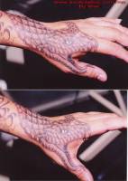 Tatuaje de una serpiente con cuerno que acaba en la mano