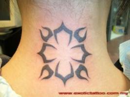 Tatuaje de una flor tribal en la nuca