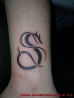 Tatuaje de un dragón de pocas líneas en forma de S
