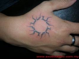 Tatuaje de un sol en la mano
