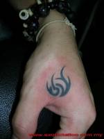 Tatuaje de un pequeño tribal en la mano