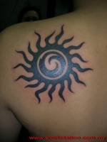 Tatuaje de un sol con una espiral dentro
