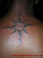 Tatuaje de un sol con un nombre dentro