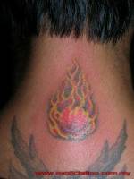 Tatuaje de una bola de fuego en la nuca
