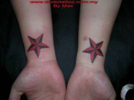 Tatuaje de estrellas en el antebrazo