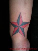 Tatuaje de una estrella en el antebrazo
