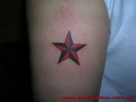 Tatuaje de una estrella en el brazo
