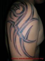 Tatuaje de un tribal con relieve en el brazo