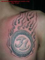 Tatuaje de un circulo en llamas con un nombre dentro