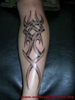 Tatuaje de un tribal en el antebrazo