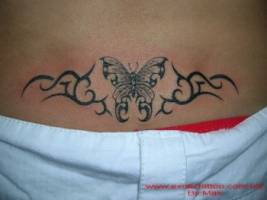 Tatuaje de una mariposa con tribales