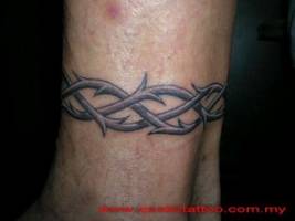 Tatuaje de un brazalete de espino para el tobillo