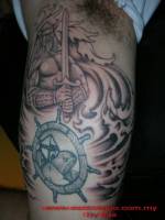 Tatuaje de un guerrero vikingo entre olas
