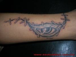 Tatuaje de la piel cosida y un ojo debajo