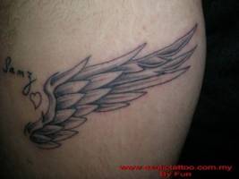 Tatuaje de unas alas con un pequeño corazón