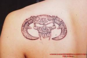 Tatuaje de una calavera de grandes cuernos 