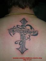 Tatuaje de una cruz con  un nombre delante y tribales