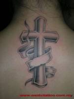 Tatuaje de una cruz en la espalda de una mujer