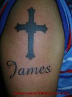 Tatuaje de una cruz con un nombre debajo