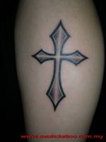Tatuaje de una cruz con reborde