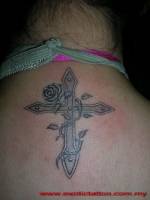 Tatuaje de una cruz con una rosa entrelazada