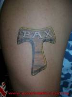 tatuaje de una cruz con un PAX dentro