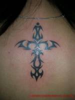 Tatuaje de una cruz para una mujer