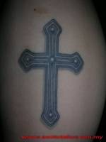 Tatuaje de una cruz metálica