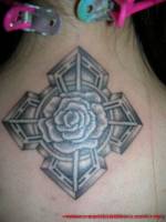 Tatuaje de una cruz con una gran rosa enmedio
