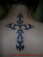 Tatuaje de una cruz hecha con tribales