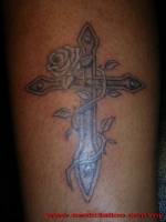 Tattoo de una cruz metálica con una rosa entrelazada