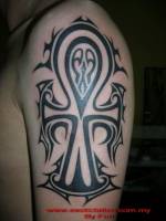Tatuaje de una cruz ansada hecha de tribales