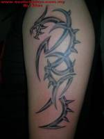 Tatuaje de un dragón hecho de tribales con relieve