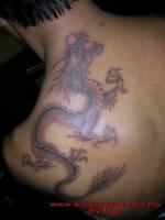 Tatuaje de un dragón chino en la espalda