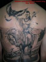 Tatuaje de un guerrero Indio montando a caballo con un águila siguiendolo