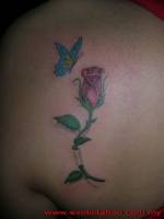 Tatuaje de una rosa y una flor