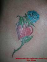 Tatuaje de una rosa y un corazón